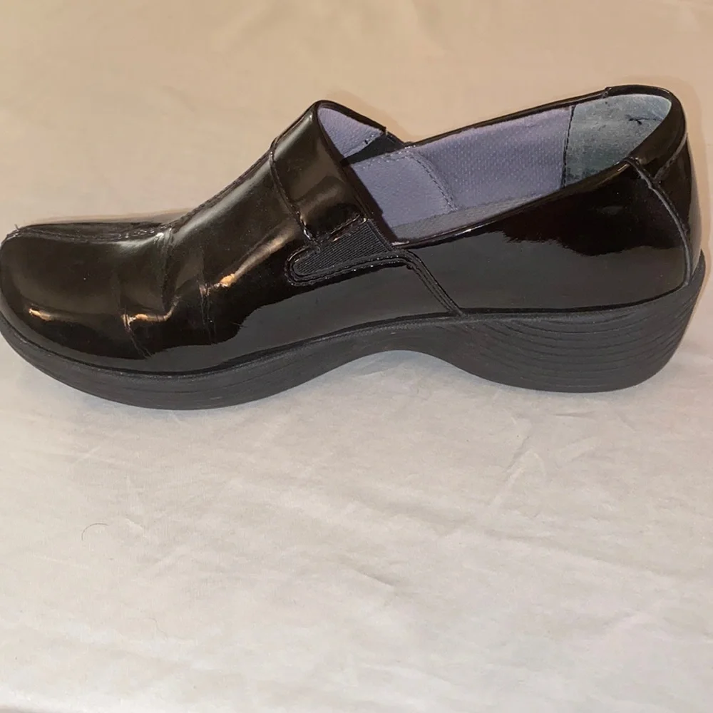 Size 38 Dansko clogs with‎ minimal use. Shiny black exterior - Picture 2 of 3